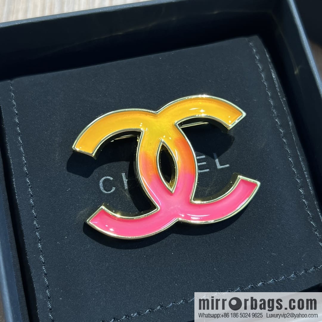 New ☑️ CHANEL Chanel double c gradual change pink brooch