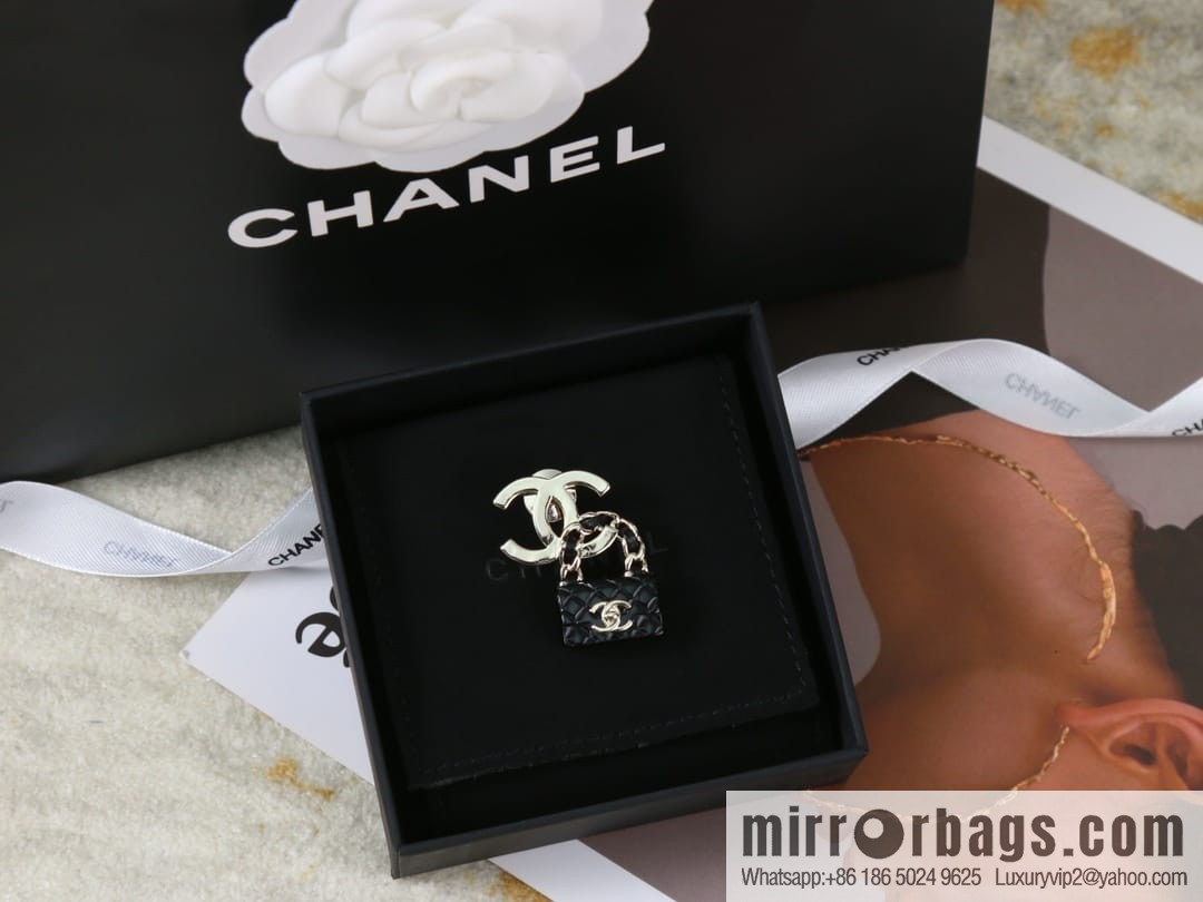 New ☑️ CHANEL Chanel double c lock bag brooch