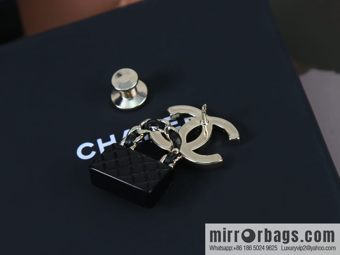 New ☑️ CHANEL Chanel double c lock bag brooch