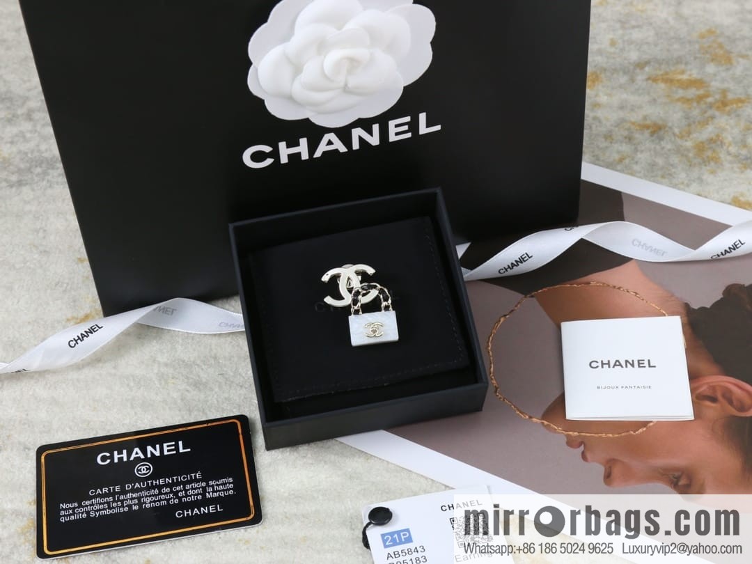 New ☑️ CHANEL Chanel double c lock bag brooch