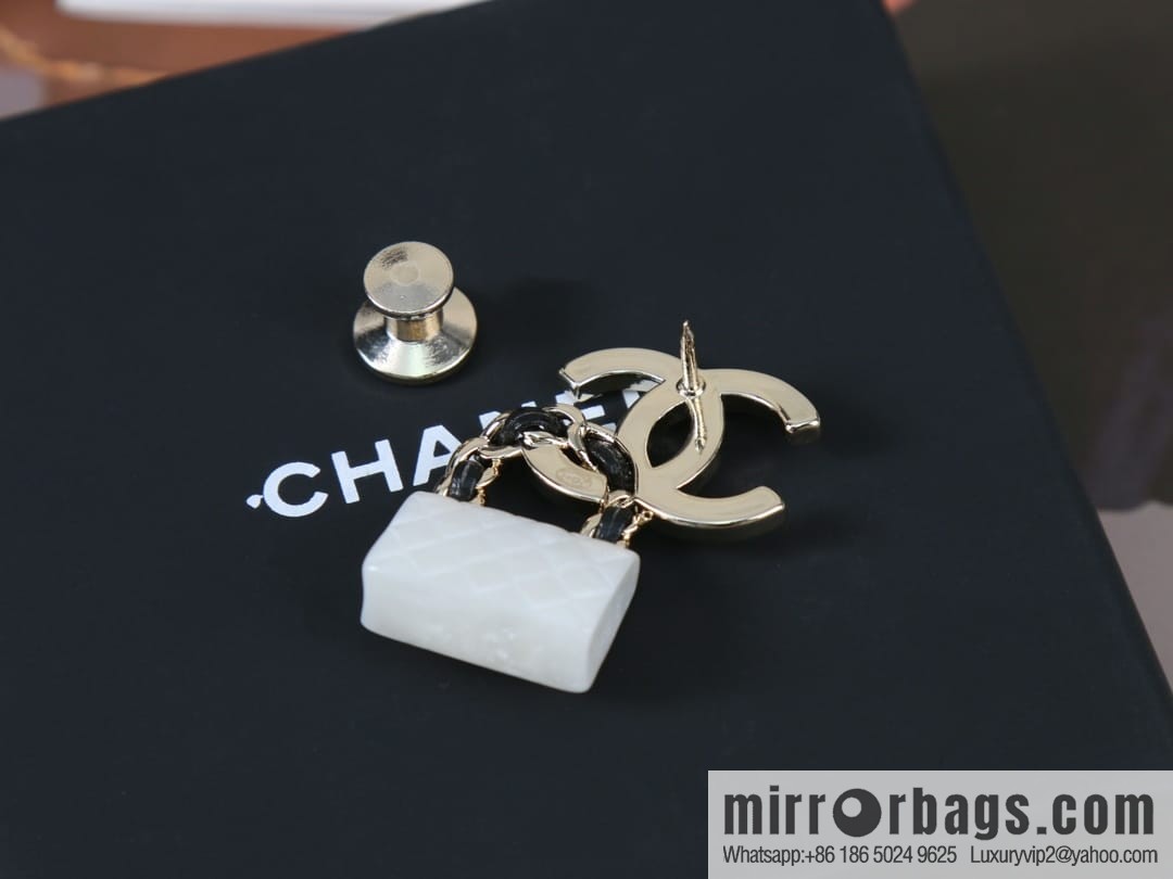 New ☑️ CHANEL Chanel double c lock bag brooch