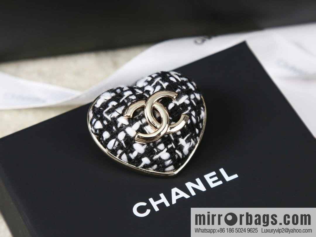 New ☑️ CHANEL Chanel double c editing wool love peach heart brooch