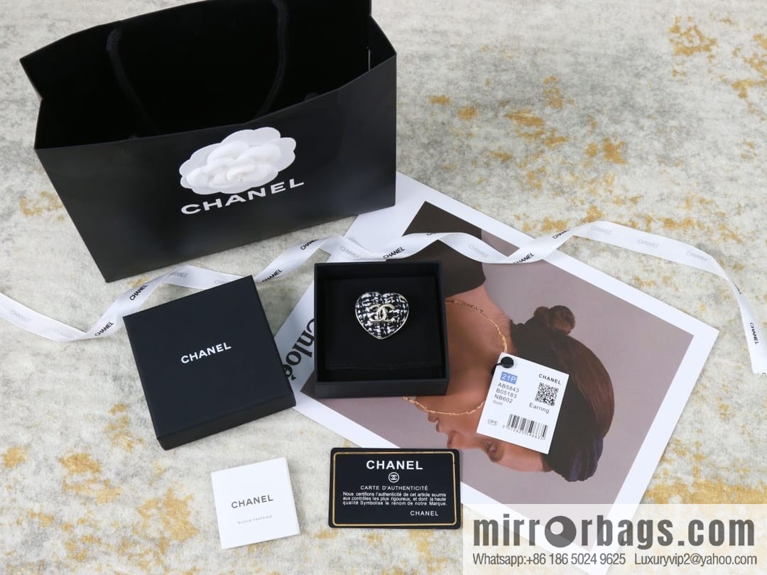 New ☑️ CHANEL Chanel double c editing wool love peach heart brooch