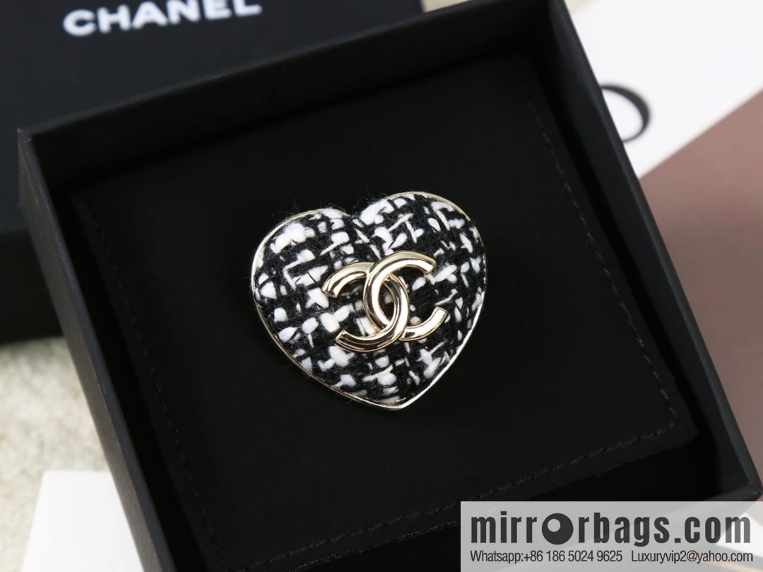 New ☑️ CHANEL Chanel double c editing wool love peach heart brooch