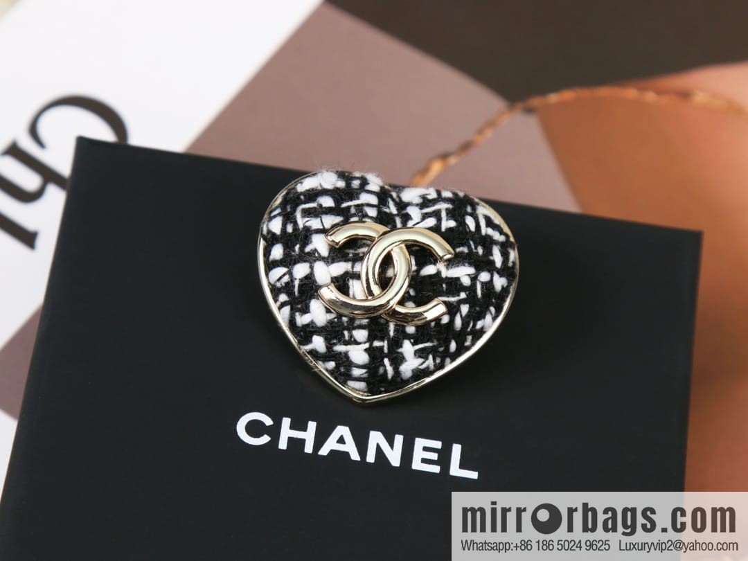 New ☑️ CHANEL Chanel double c editing wool love peach heart brooch