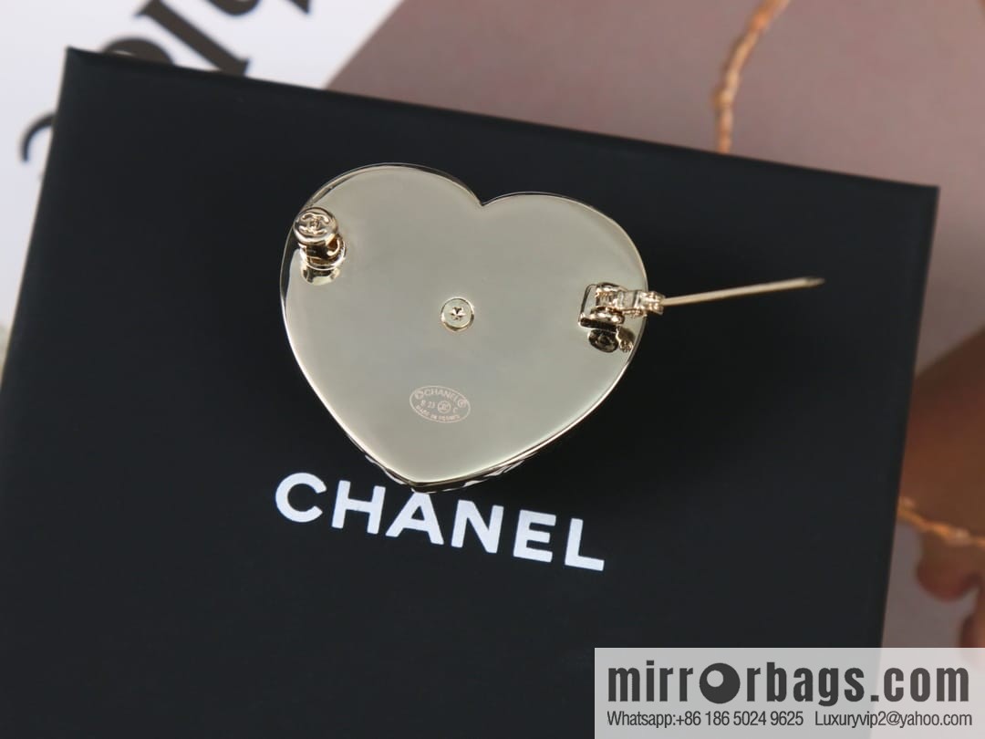 New ☑️ CHANEL Chanel double c editing wool love peach heart brooch