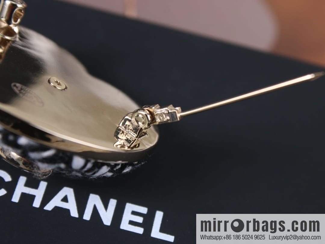 New ☑️ CHANEL Chanel double c editing wool love peach heart brooch