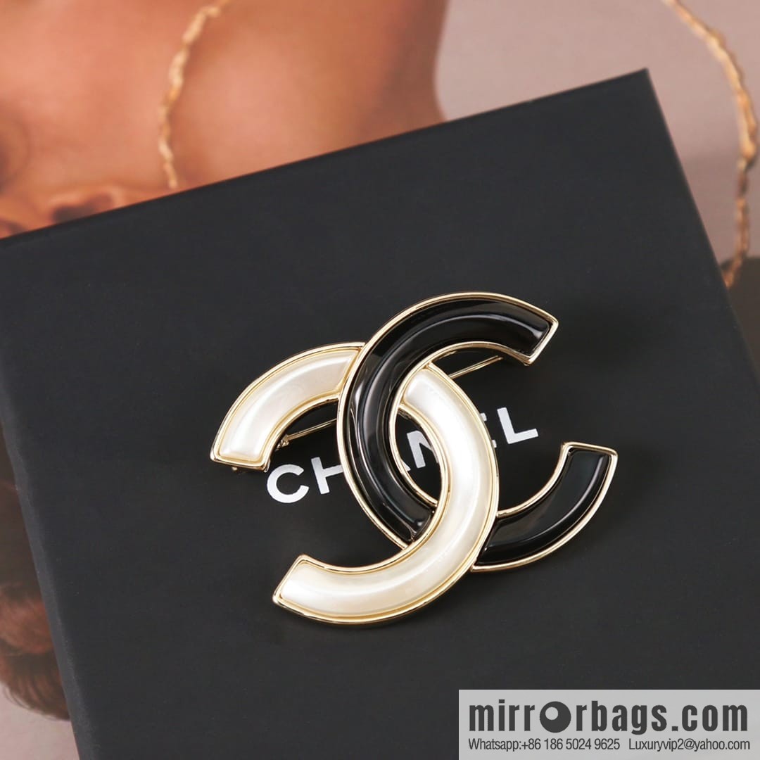 New ☑️ CHANEL Chanel double c black and white brooch