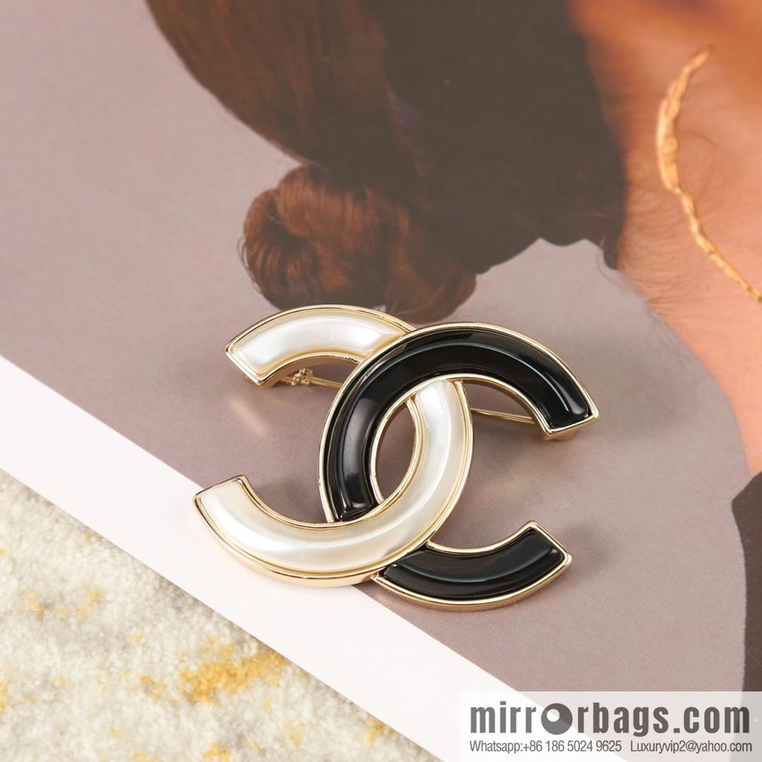 New ☑️ CHANEL Chanel double c black and white brooch