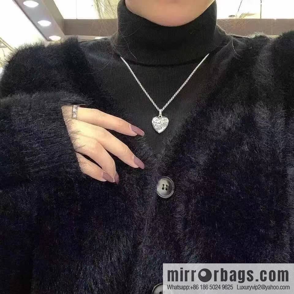 New Gucci gucci peach heart love necklace