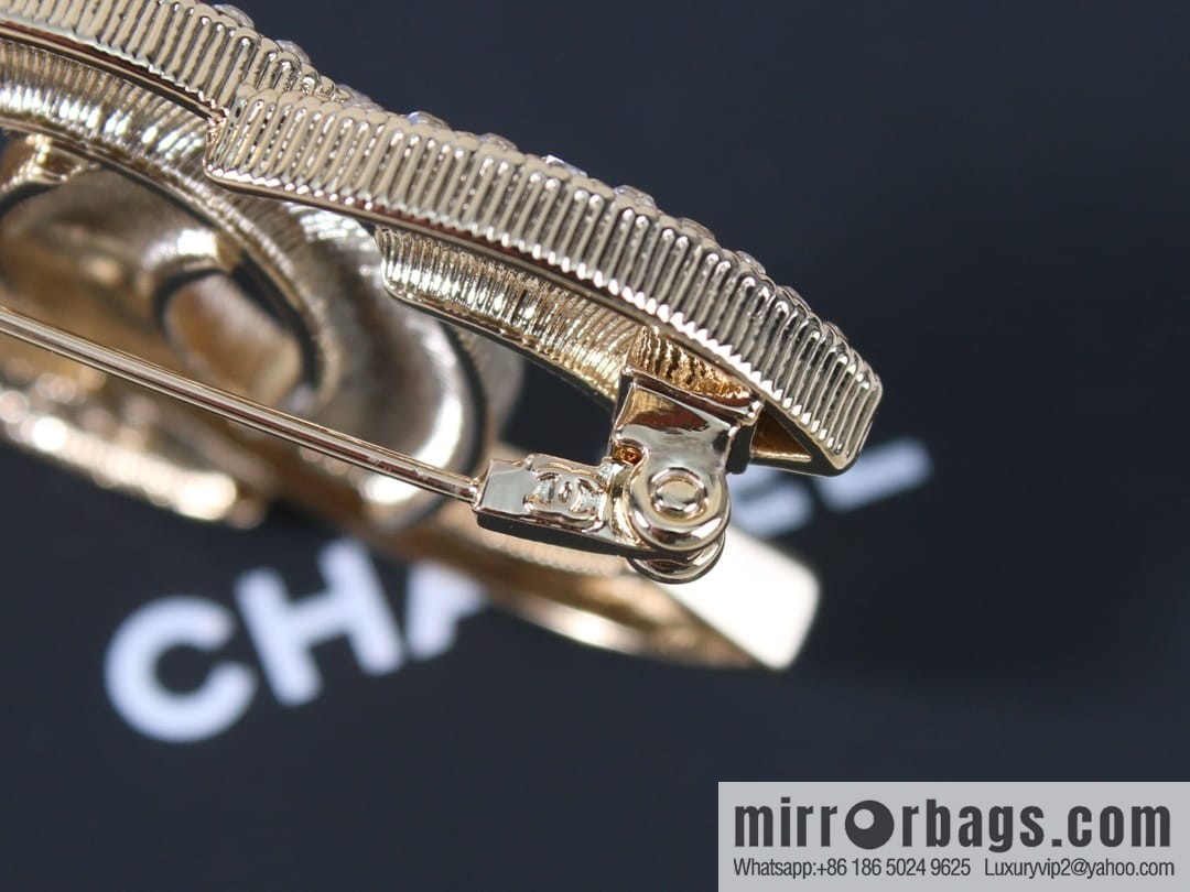 New ☑️ CHANEL Chanel double c colored diamond cut-out brooch