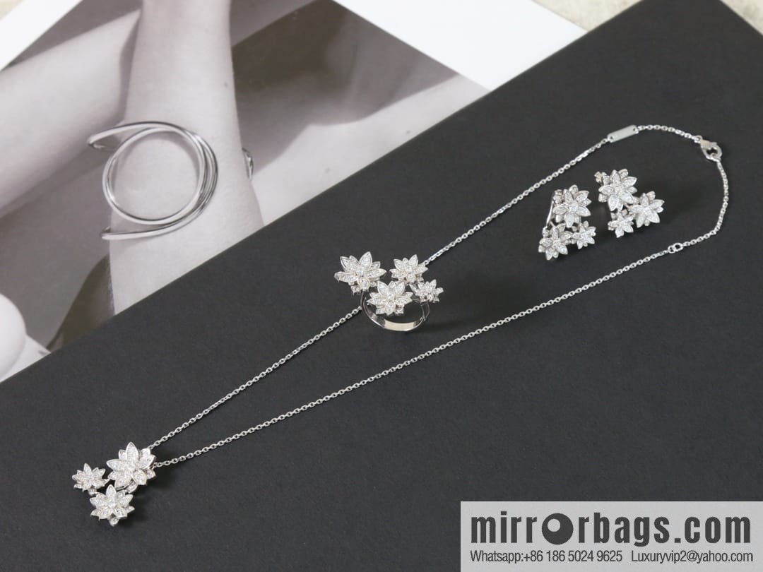Van Cleef & Arpels lotus necklace