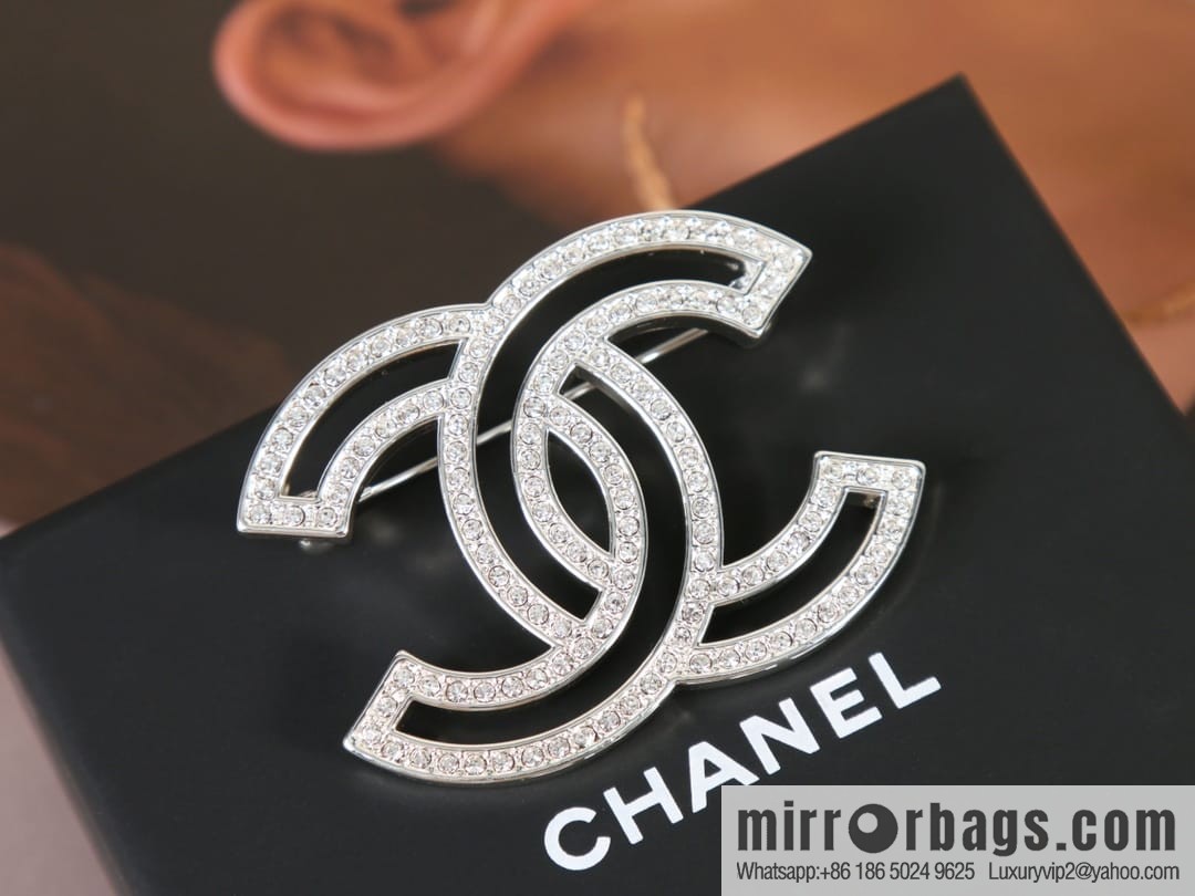 New ☑️ Chanel cut-out full drill double c brooch