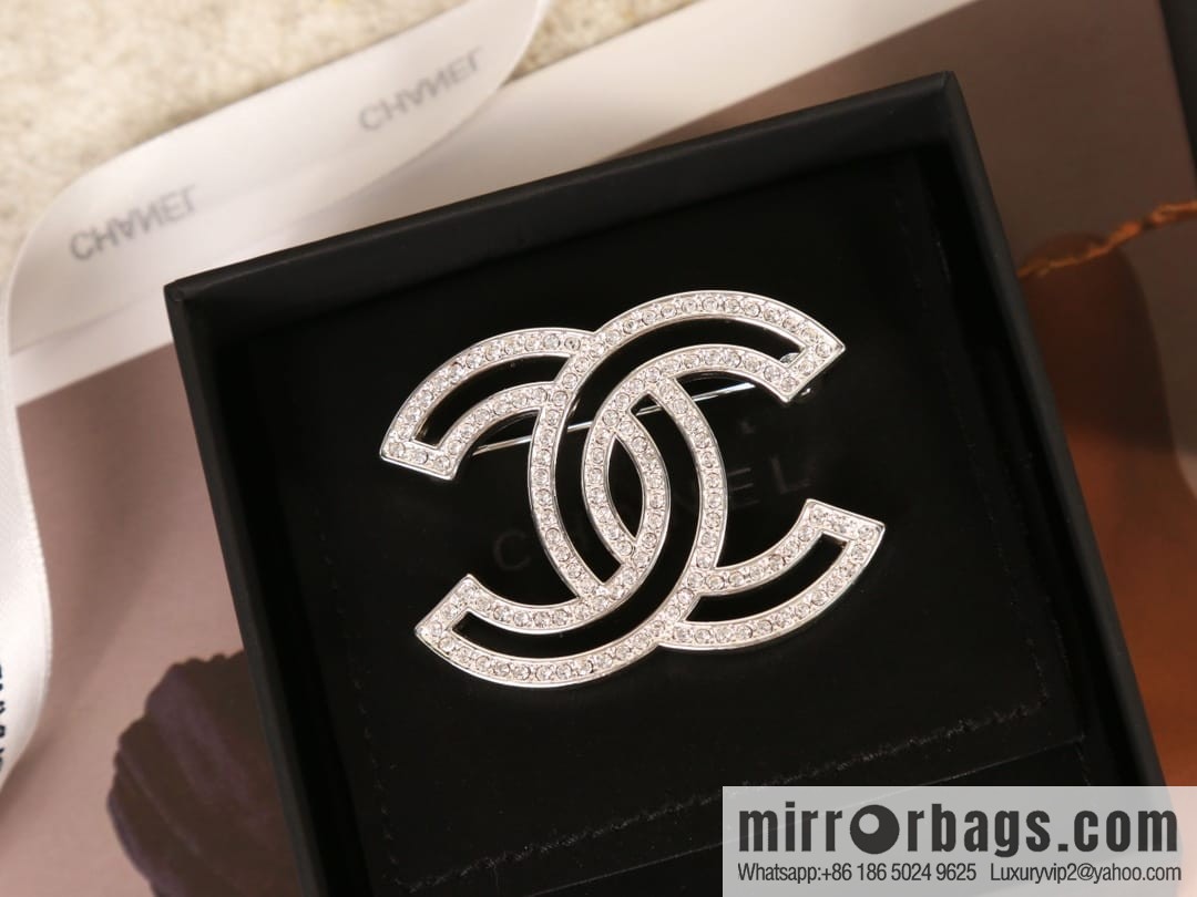 New ☑️ Chanel cut-out full drill double c brooch