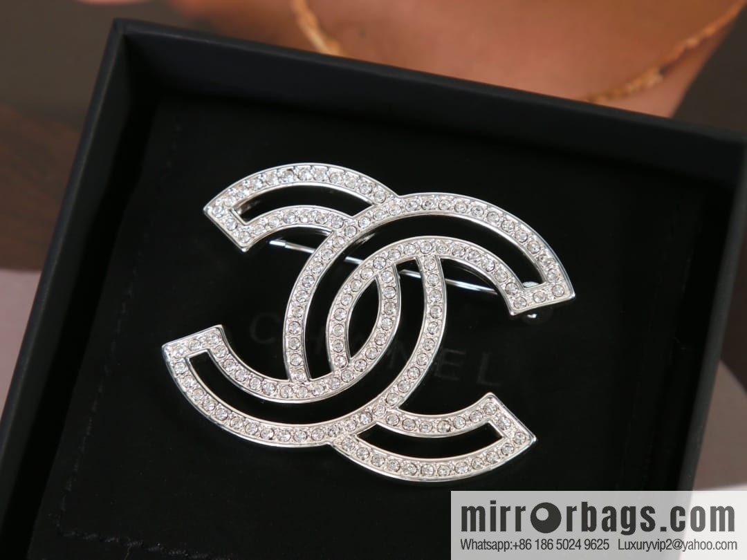 New ☑️ Chanel cut-out full drill double c brooch