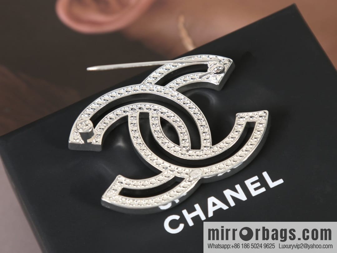 New ☑️ Chanel cut-out full drill double c brooch