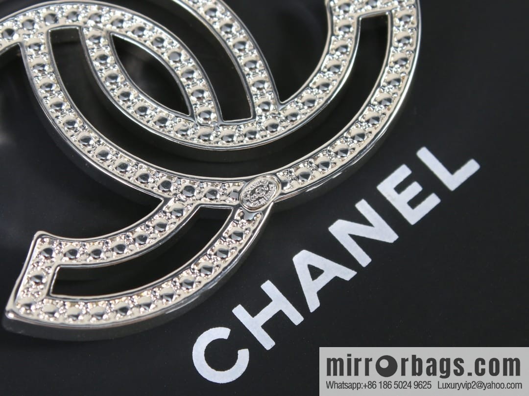 New ☑️ Chanel cut-out full drill double c brooch