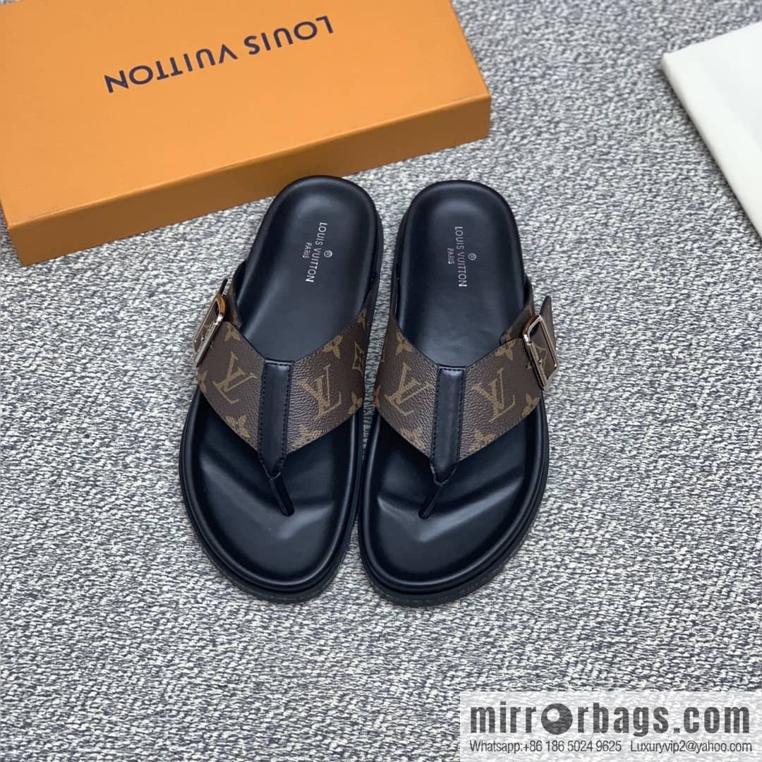 LV/Louis Vuitton uses classic PVC with black outsoles to form men's sneakers