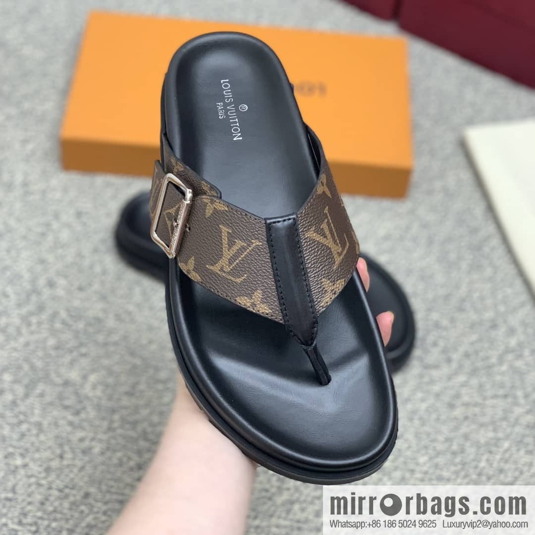 LV/Louis Vuitton uses classic PVC with black outsoles to form men's sneakers