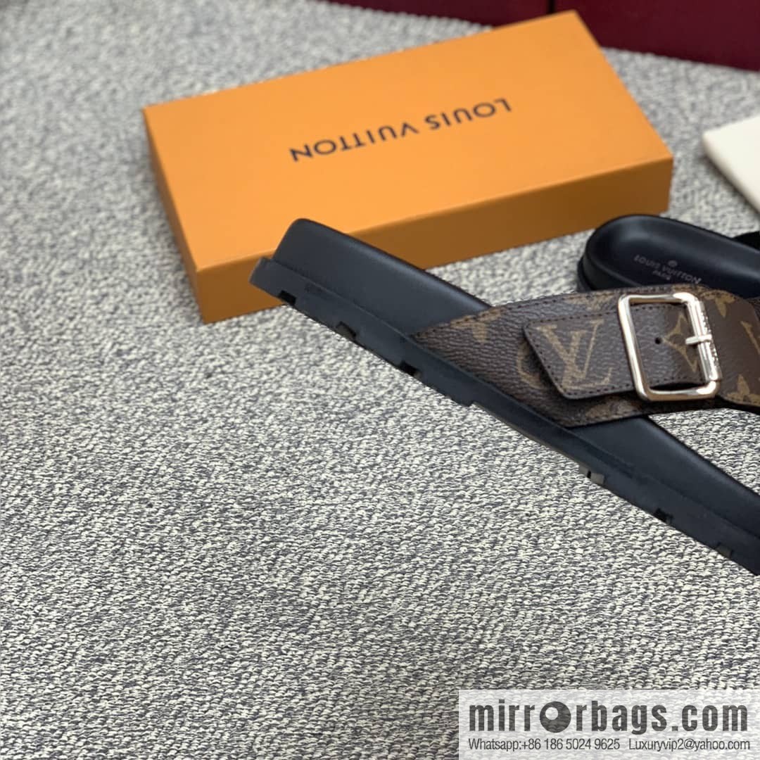 LV/Louis Vuitton uses classic PVC with black outsoles to form men's sneakers