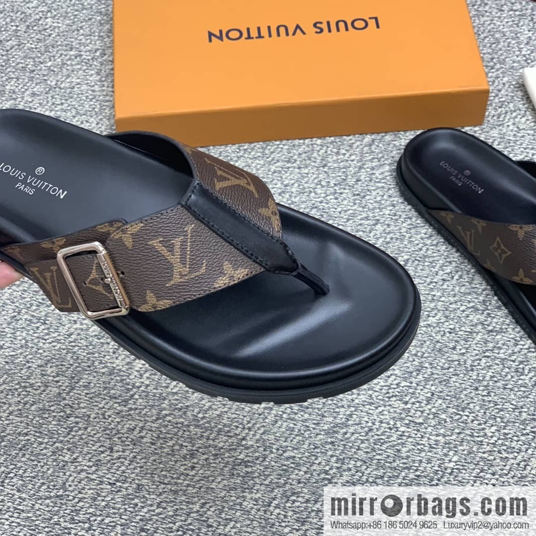 LV/Louis Vuitton uses classic PVC with black outsoles to form men's sneakers