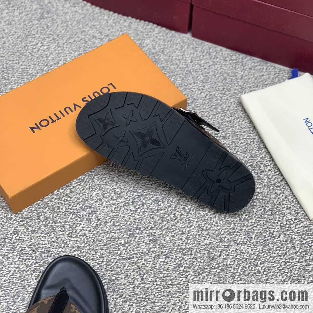 LV/Louis Vuitton uses classic PVC with black outsoles to form men's sneakers