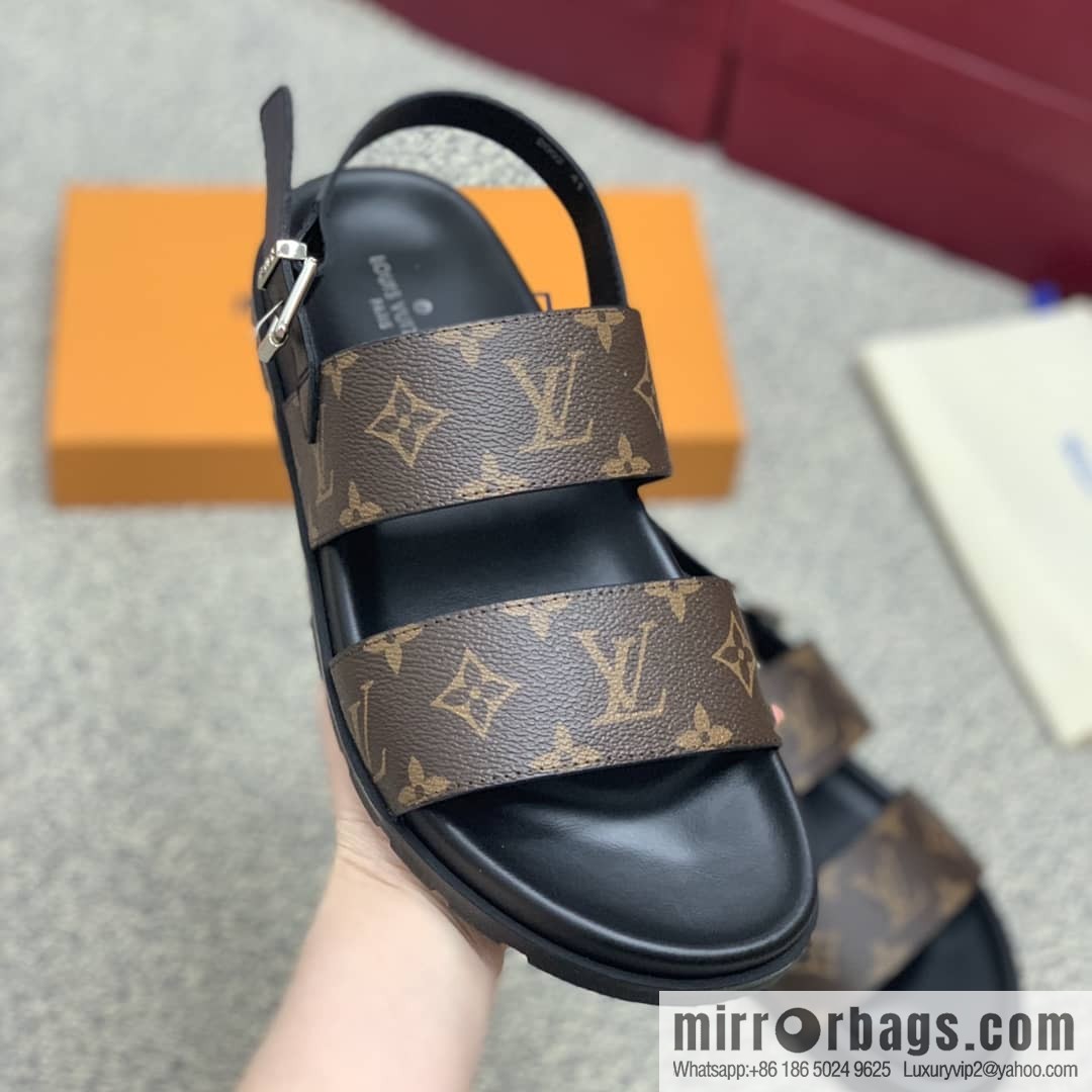 LV/Louis Vuitton uses classic PVC with black outsoles to form men's sneakers