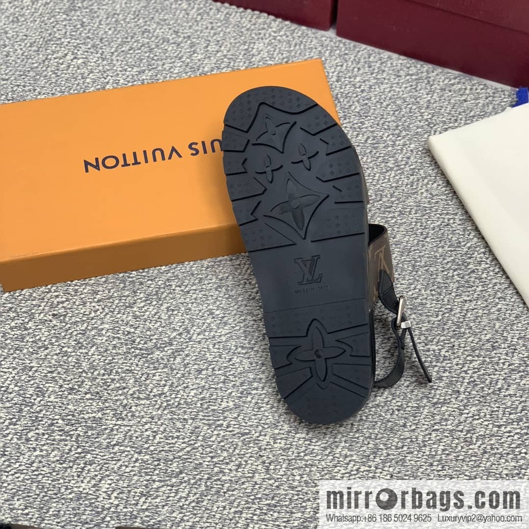 LV/Louis Vuitton uses classic PVC with black outsoles to form men's sneakers