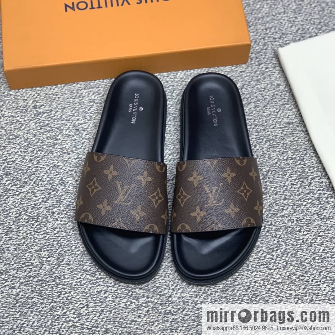 LV/Louis Vuitton uses classic PVC with black outsoles to form men's sneakers