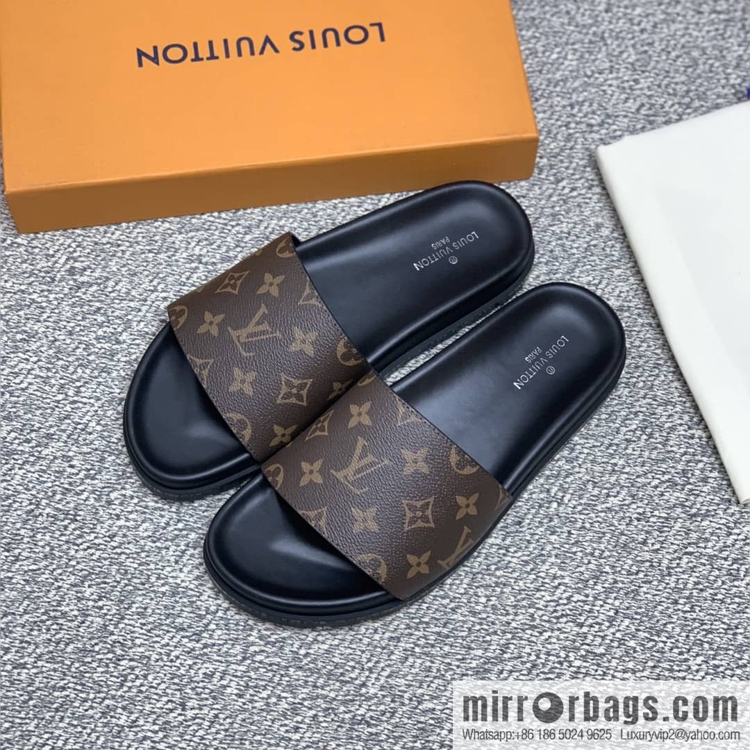 LV/Louis Vuitton uses classic PVC with black outsoles to form men's sneakers