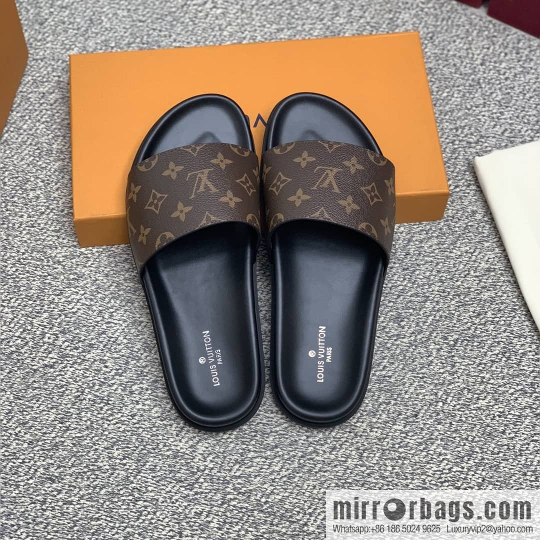 LV/Louis Vuitton uses classic PVC with black outsoles to form men's sneakers
