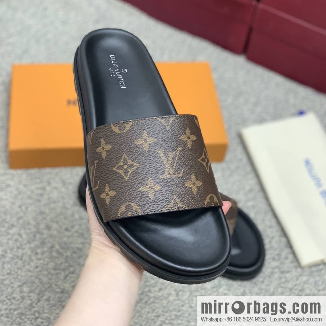 LV/Louis Vuitton uses classic PVC with black outsoles to form men's sneakers