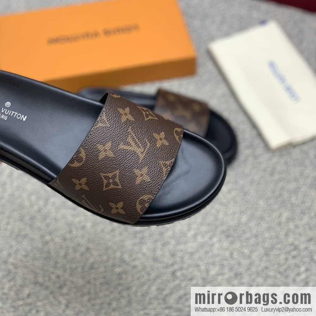 LV/Louis Vuitton uses classic PVC with black outsoles to form men's sneakers