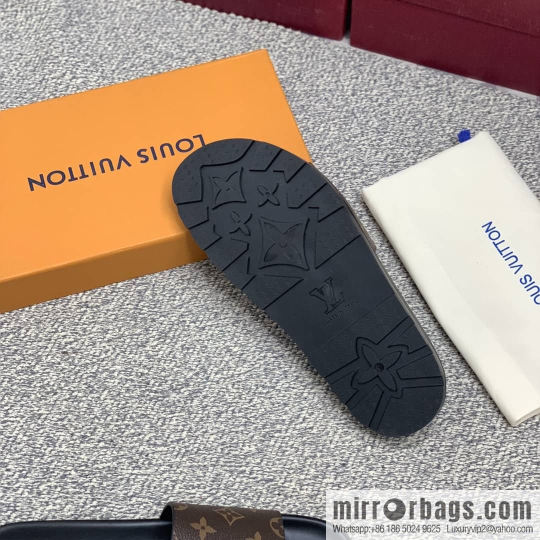 LV/Louis Vuitton uses classic PVC with black outsoles to form men's sneakers