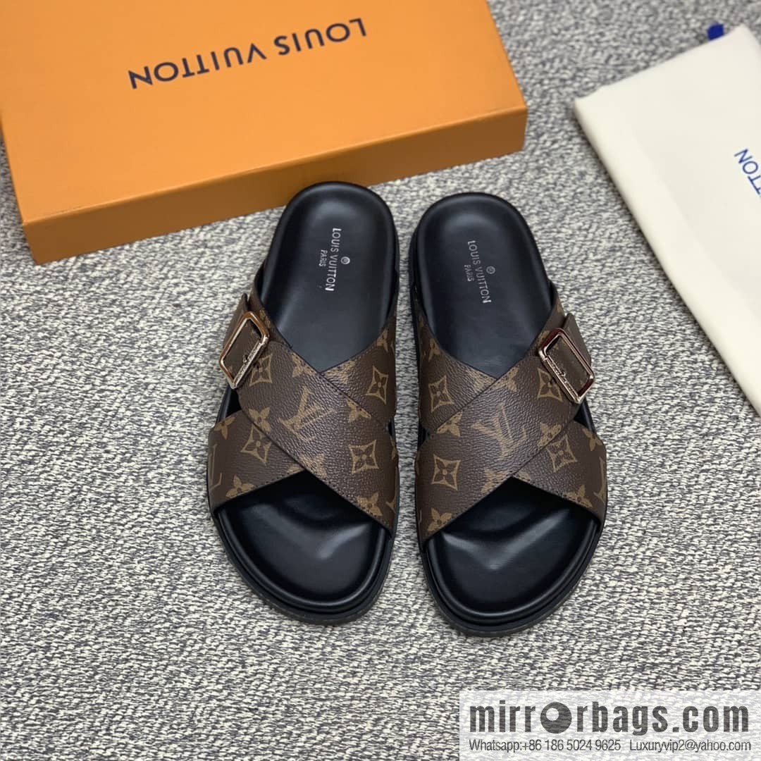 LV/Louis Vuitton uses classic PVC with black outsoles to form men's sneakers