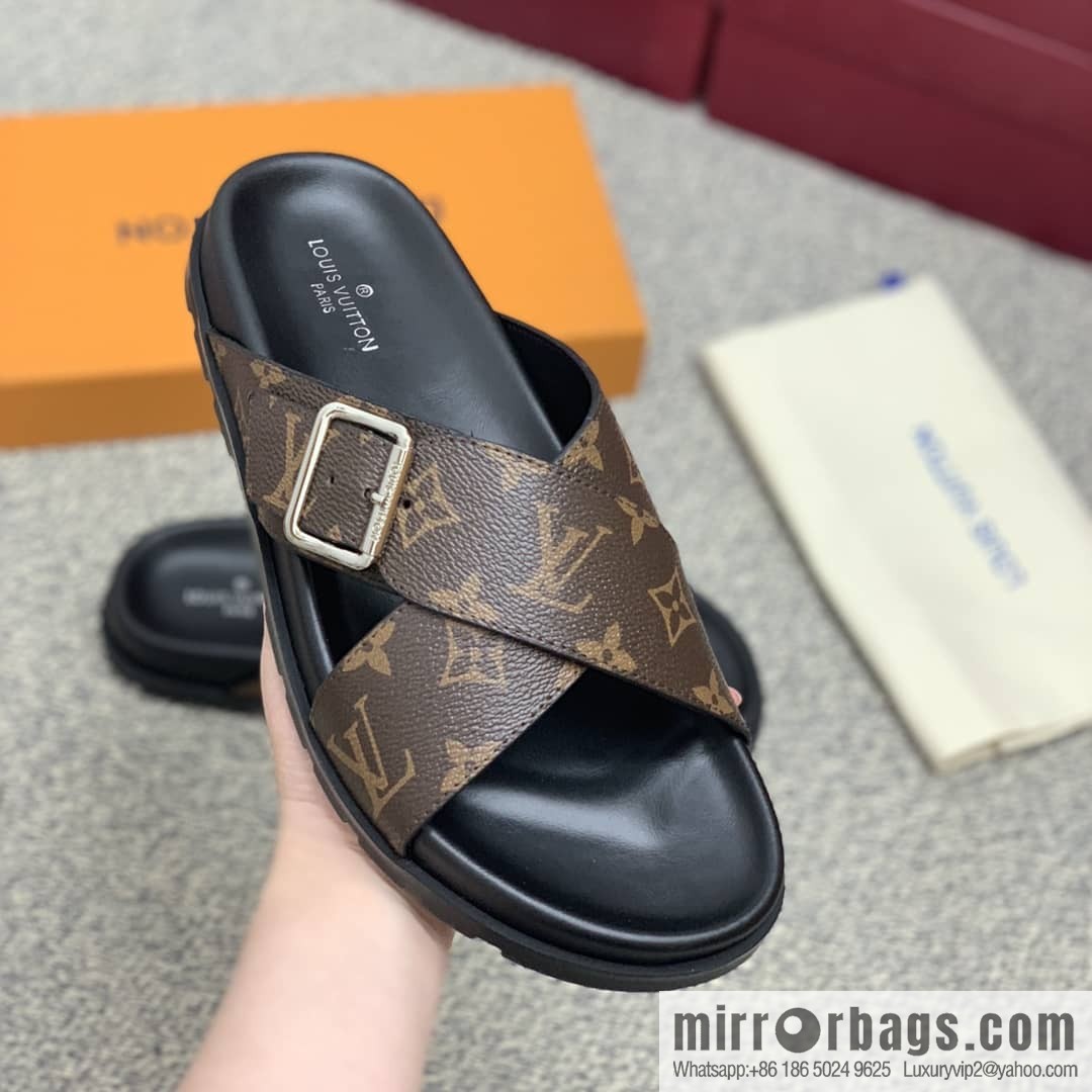 LV/Louis Vuitton uses classic PVC with black outsoles to form men's sneakers