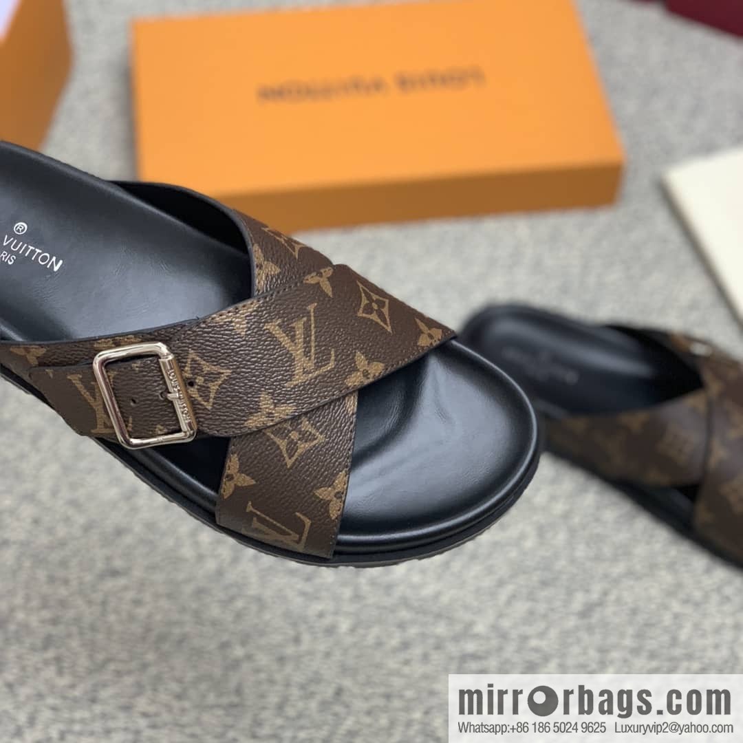 LV/Louis Vuitton uses classic PVC with black outsoles to form men's sneakers