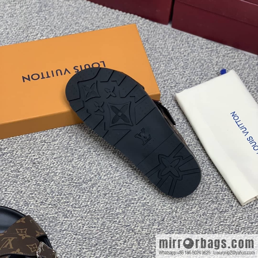 LV/Louis Vuitton uses classic PVC with black outsoles to form men's sneakers