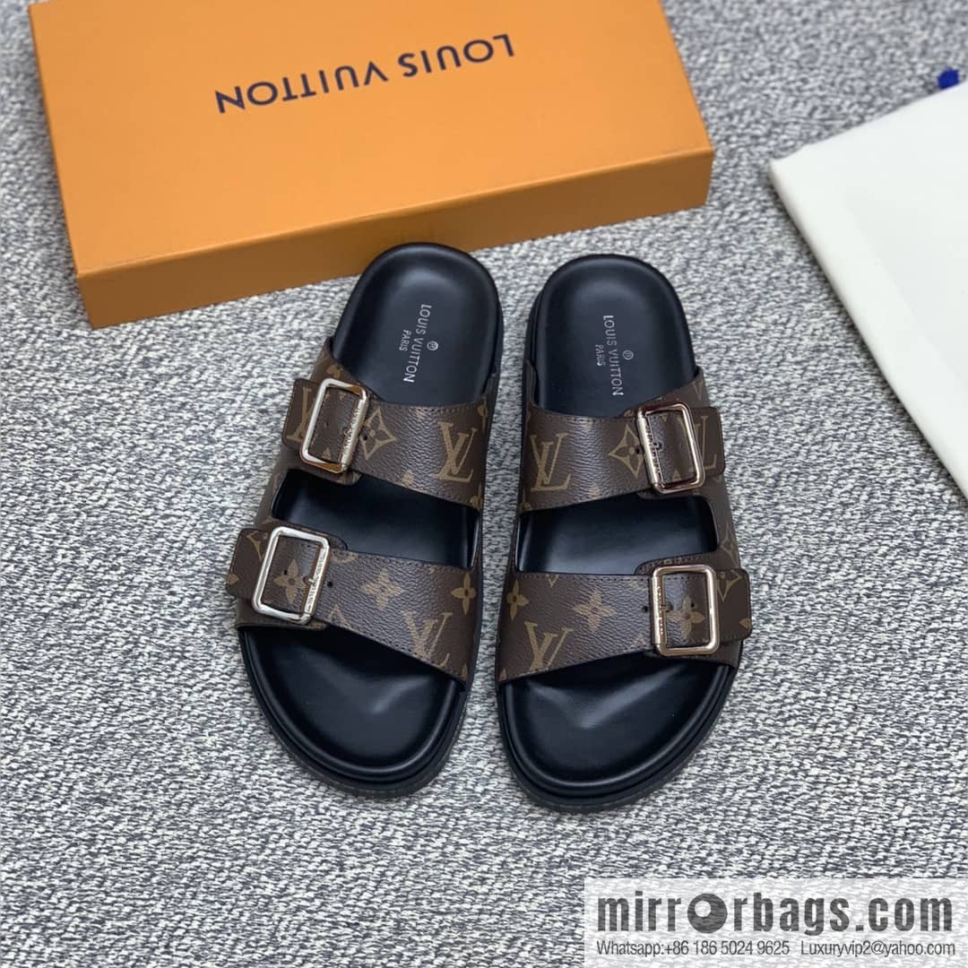 LV/Louis Vuitton uses classic PVC with black outsoles to form men's sneakers