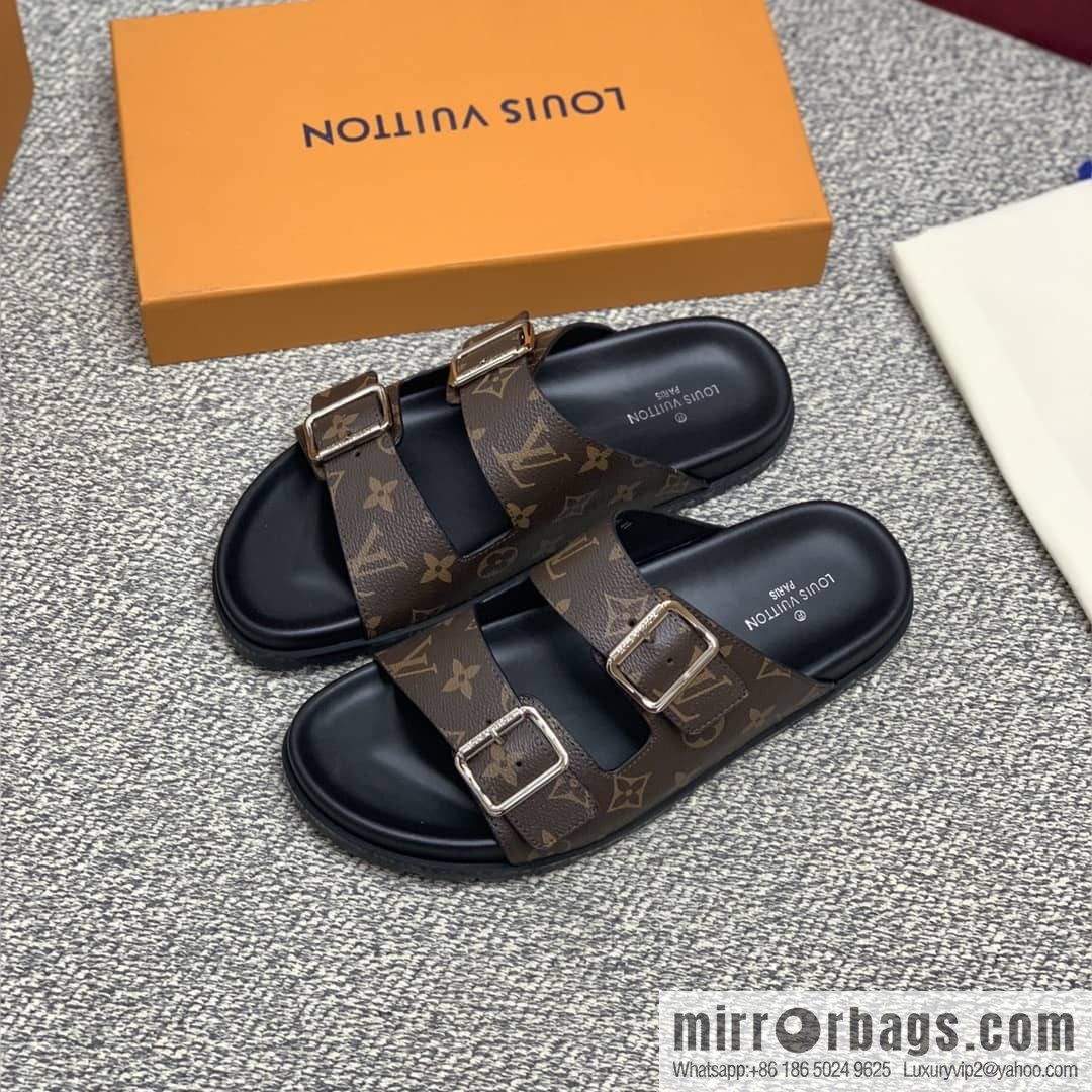 LV/Louis Vuitton uses classic PVC with black outsoles to form men's sneakers