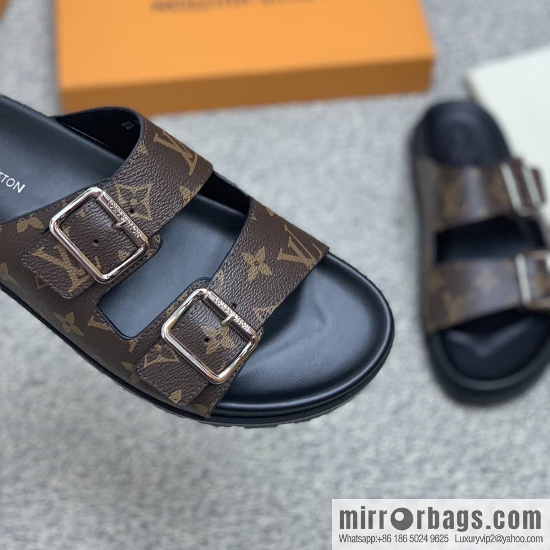 LV/Louis Vuitton uses classic PVC with black outsoles to form men's sneakers