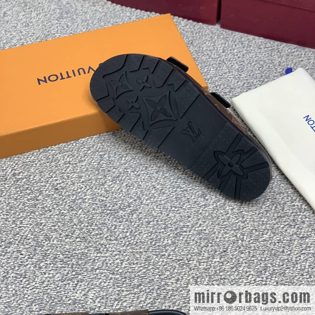 LV/Louis Vuitton uses classic PVC with black outsoles to form men's sneakers