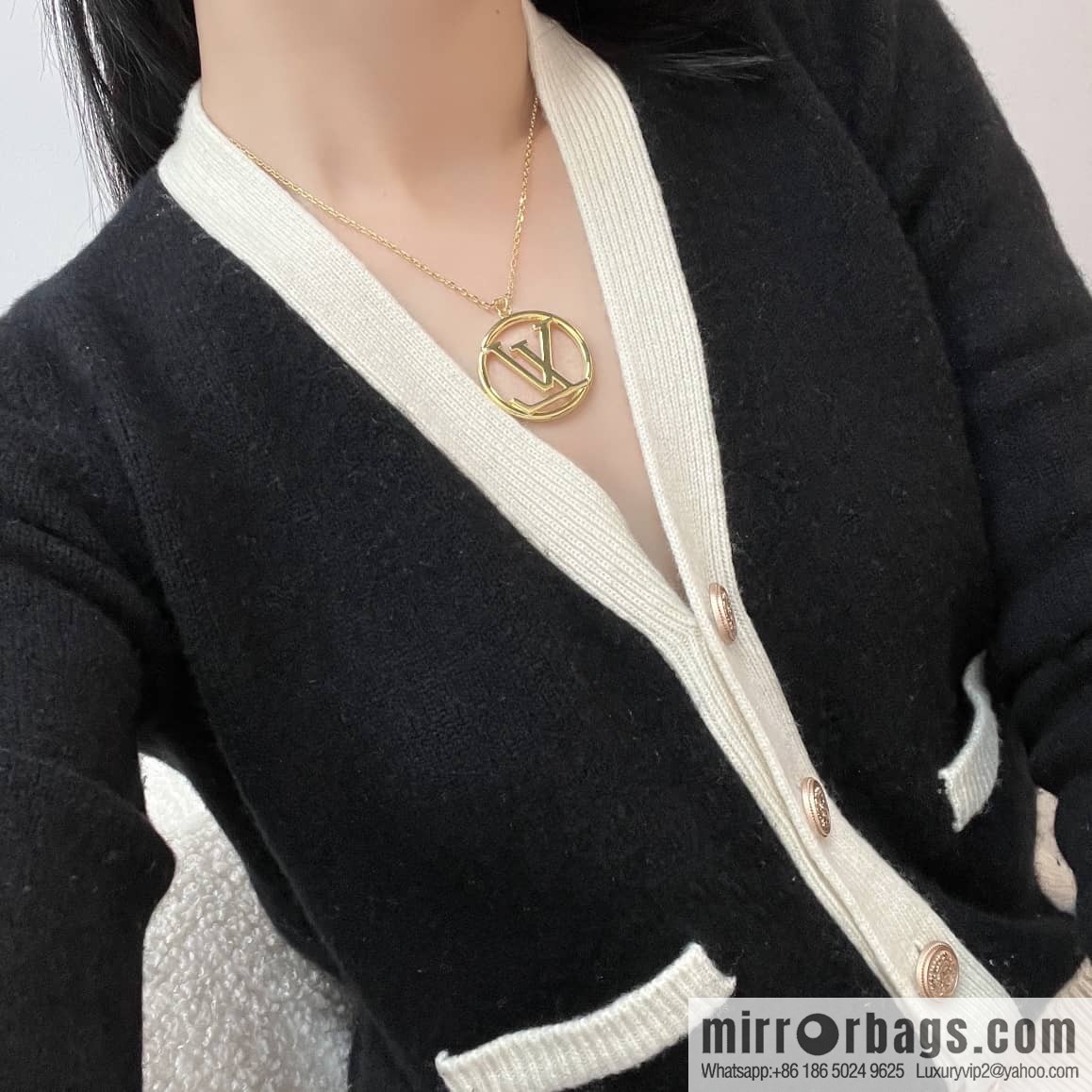 Louis Vuitton Louis Vuitton LV letter round necklace