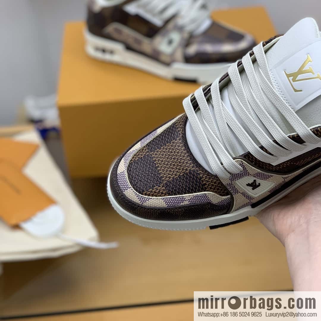 LV/Louis Vuitton uses color-matching calfskin to make high-end men's sports running shoes