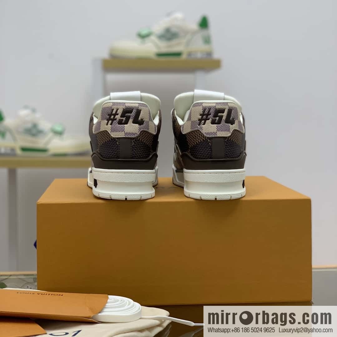 LV/Louis Vuitton uses color-matching calfskin to make high-end men's sports running shoes