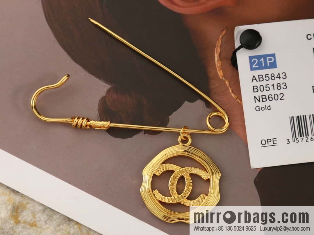New ☑️ Chanel medieval series pin gold round double c brooch