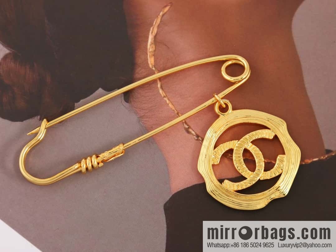 New ☑️ Chanel medieval series pin gold round double c brooch