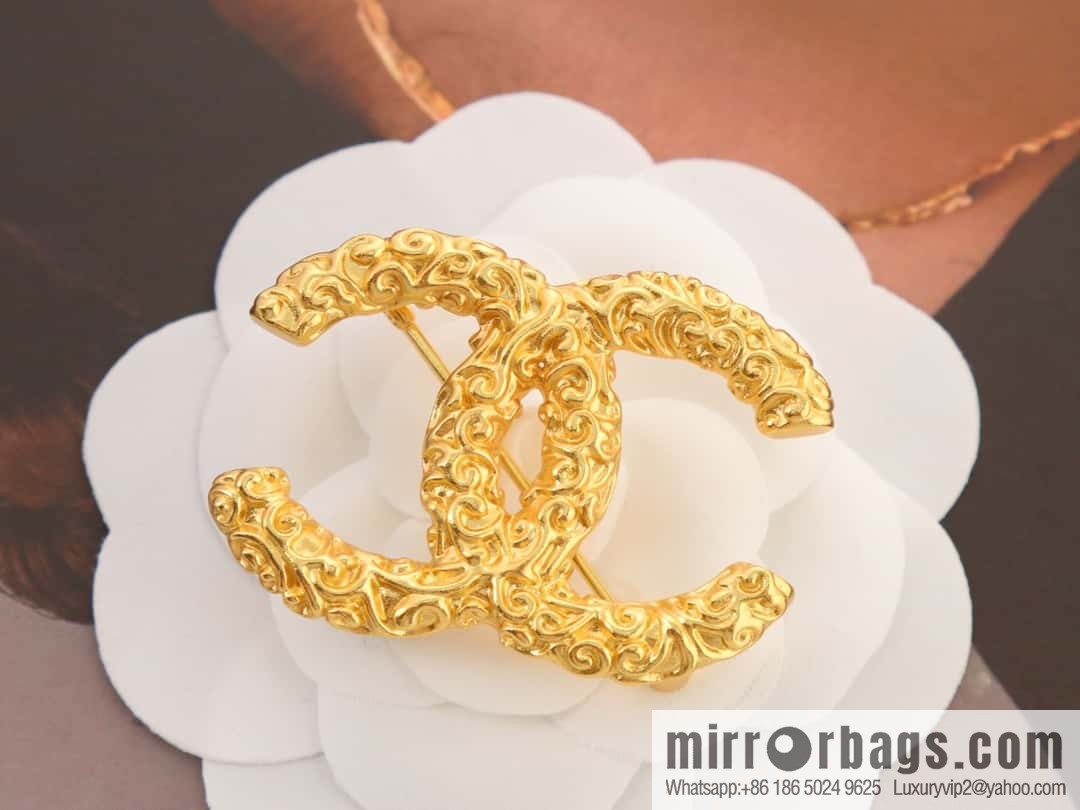 New ☑️ Chanel medieval series gold double c brooch