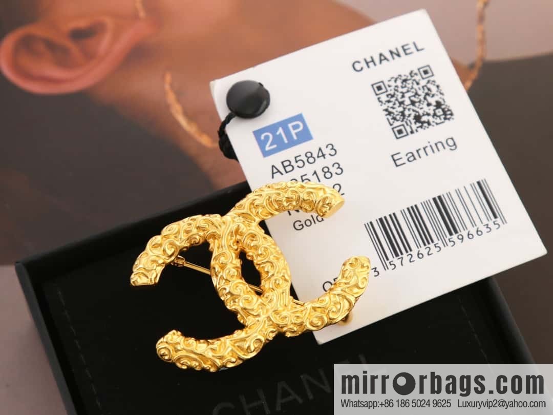 New ☑️ Chanel medieval series gold double c brooch