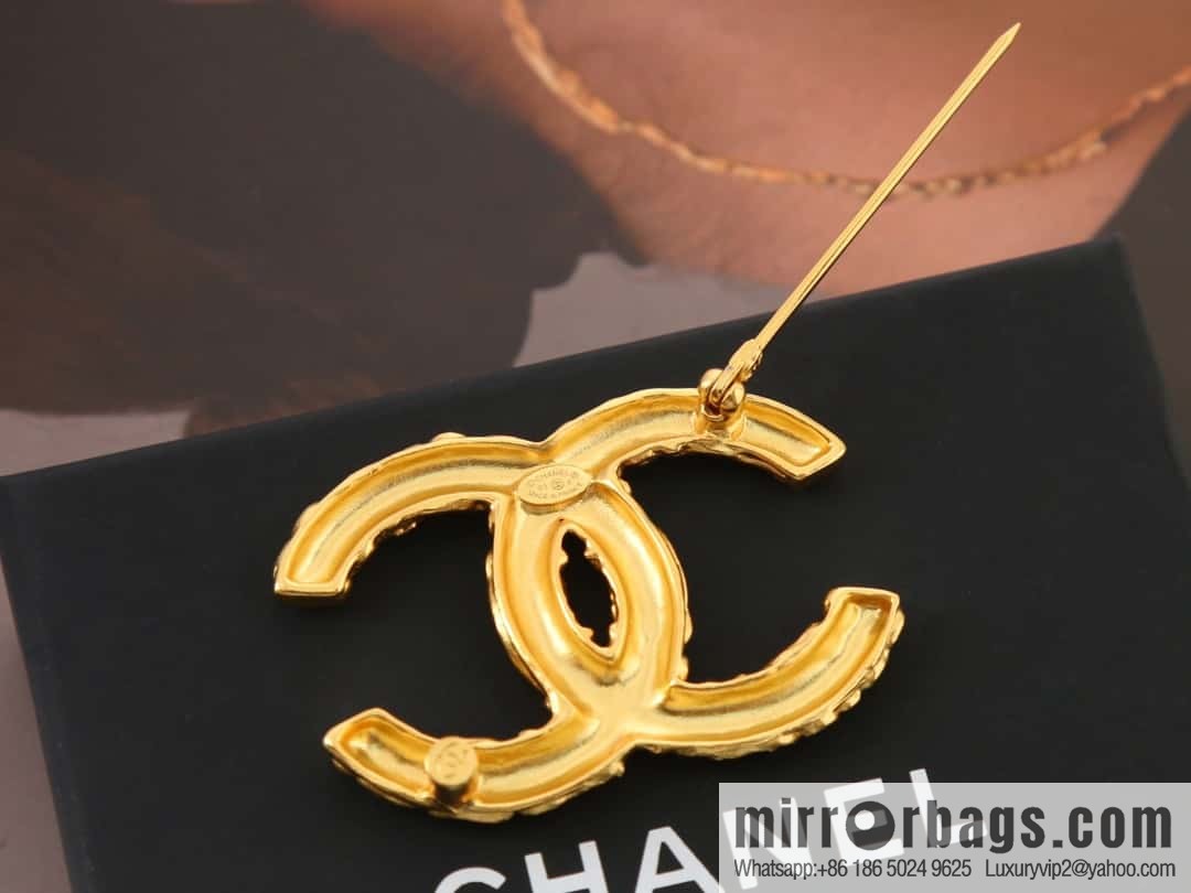 New ☑️ Chanel medieval series gold double c brooch